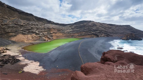 volcanic-green-lake-el-charco-de-los-clicos-lanzarote-canary-islands-spain