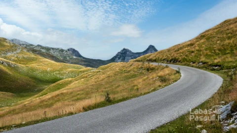 picturesque-summer-mountain-landscape-durmitor-national-park-montenegro-europe-balkans-dinaric-alps-unesco-world-heritage-durmitor-panoramic-road-sedlo-pass