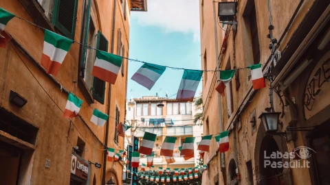holiday-italian-city-streets-with-italian-flags-ancient-buildingspisa-italy-min
