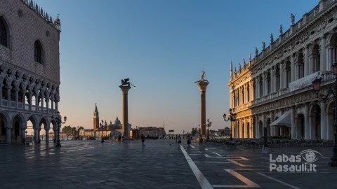 statues-buildings-doge-s-palace-venice-italy-min