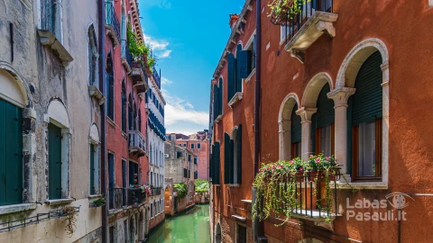view-beautiful-architecture-venice-italy-daylight-min