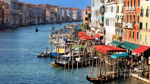 view-from-bridge-rialto-venice-italy-min