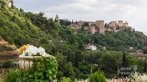 view-famous-alhambra-palace-granada-from-sacromonte-quarter-min