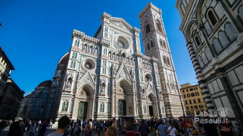 florence-cathedral-santa-maria-del-fiore-sunrise-view-empty-streets-square-tuscany-italy-min