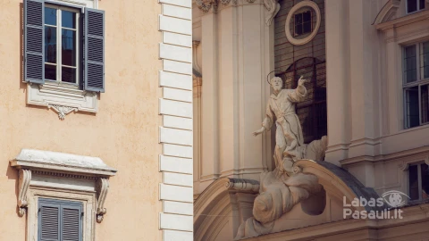 rome-statue-street-min