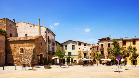 old-town-square-besalu-min
