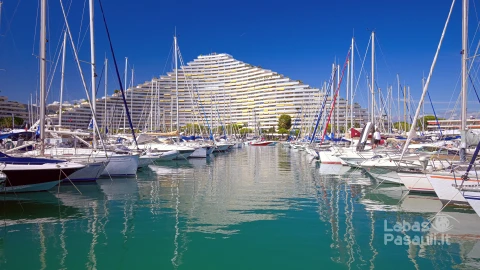 boats-docked-marina-baie-des-anges-villeneuveloubet-france-min