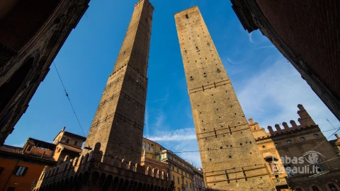 two-famous-falling-towers-asinelli-garisenda-morning-bologna-emilia-romagna-italy-min
