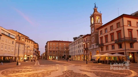 Piazza-Tre-Martiri-best-places-to-see-in-Rimini-Italy-1024x683