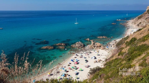 70425648-Marinella-beach-Marina-di-Zambrone-Tyrrhenian-Sea-Calabria-Mediterranean-Southern-Italy-Europe-min