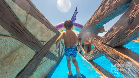 child-enjoying-water-park-attractions-summer-vacation-mediterranean-sea-alicante-min
