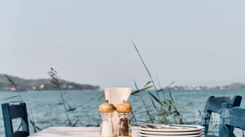 cafe-table-background-sea-hot-afternoon-background-idea-holiday-advertising-kitchen-review-weekend-sea-min
