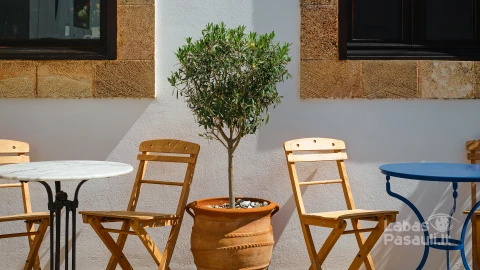 street-cafe-old-town-lindos-greek-island-rhodes-view-aegean-sea-islands-dodecanese-archipelago-europe-travel-time-min
