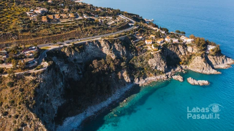 rocky-coast-overlooking-sea-pietragrande-calabria