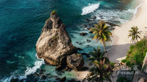 beautiful-diamond-beach-penida-island-bali-indonesia-min