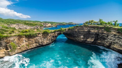 panoramic-view-broken-beach-nusa-penida-bali-indonesia-blue-sky-turquoise-water-min