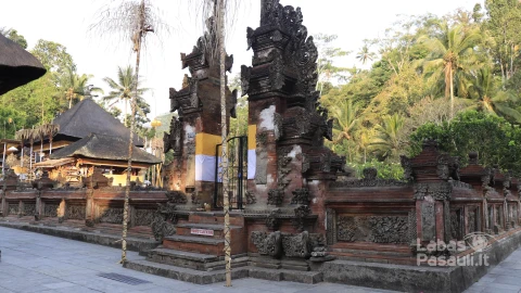 beautiful-view-pura-tirta-empul-temple-located-bali-indonesia-min