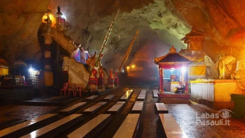 large_hindu-temple-cave-on-nusa-penida-goa-giri-shutterstock_688527799.jpg_eb55bf77cd-min