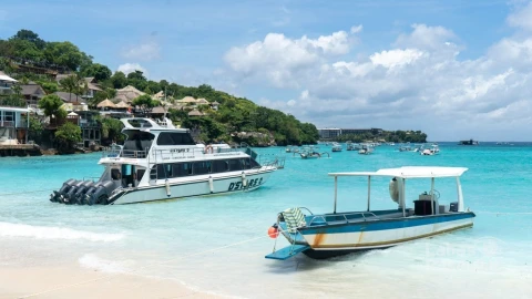 Nusa-Lembongan-beach-ferries-min