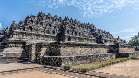 famous-borobudur-temple-mungkid-indonesia (1)