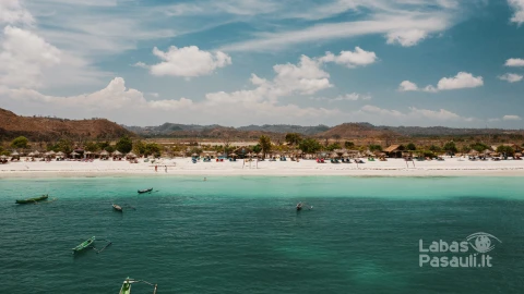 beautiful-view-beach-mountains-lombok-indonesia-min
