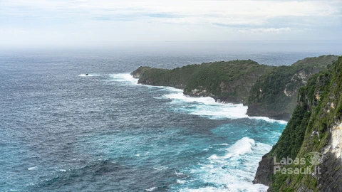 nusa-penida-island-bali-indonesia-rocks-going-into-ocean-min