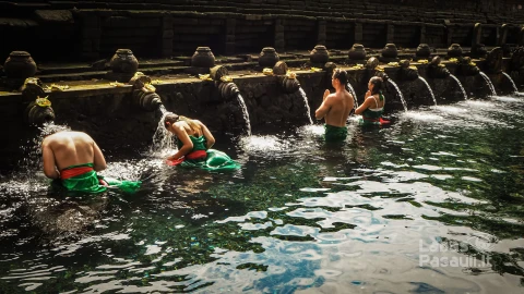 tourists-men-women-doing-purification-ritual-titra-empul-temple-bali-min