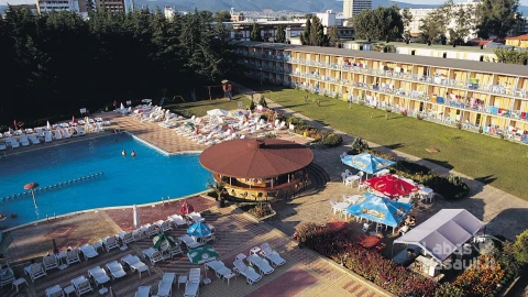 BGBCONTINE_SBEA-PHCONTI-_SWIMMING-POOL